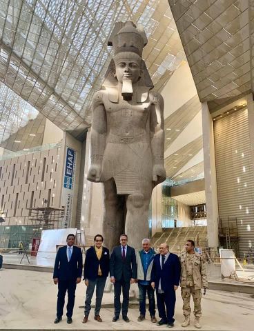 فاروق حسنى وزاهى حواس خلال زيارتهما للمتحف المصري الكبير