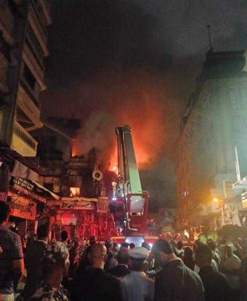 محافظ القاهرة يشكل لجنة هندسية لفحص عقارين بالموسكي بعد حريقهما
