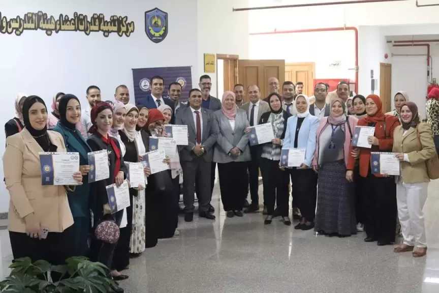 جامعة دمنهور تنظم حفل تكريم الدفعة الثانية لدورة إعداد المدربين T.O.T باعتماد المجلس الأعلى للجامعات