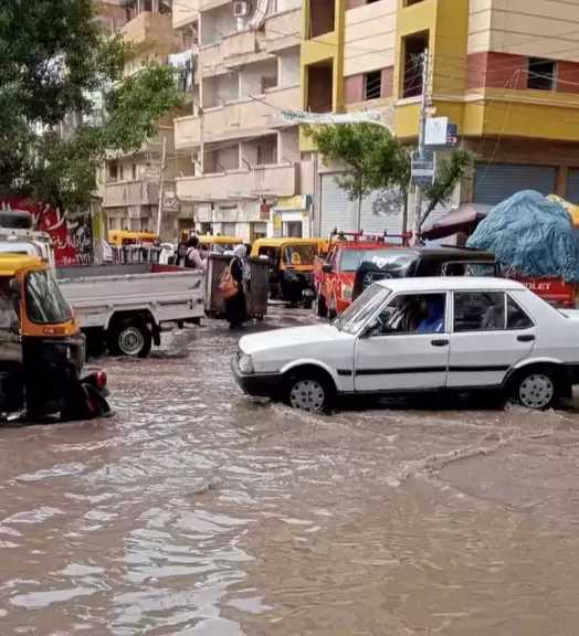 أمطار غزيرة تغرق شوارع مركزى إدكو وكفر الدوار بالبحيرة